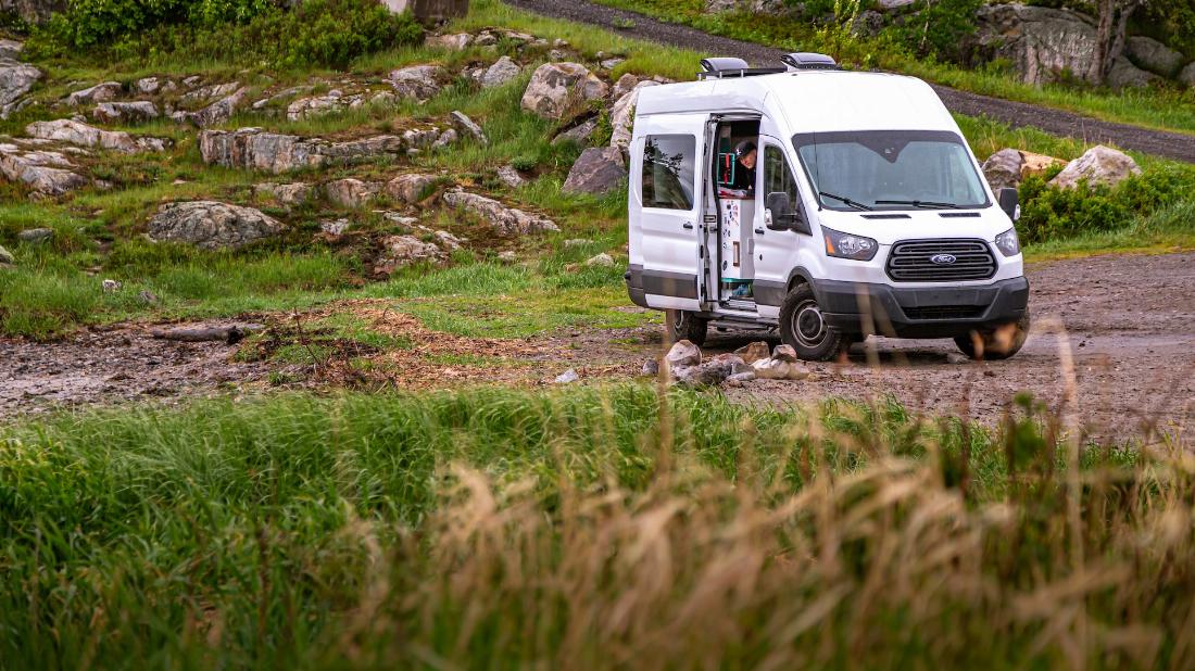 Un van aménagé peut coûter le même prix qu'un camping-car d'occasion